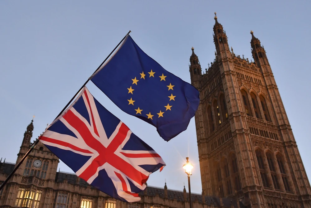 Cờ Anh (phía dưới) và cờ EU bên ngoài tòa nhà Quốc hội Anh tại London. (Ảnh: AFP/ TTXVN)