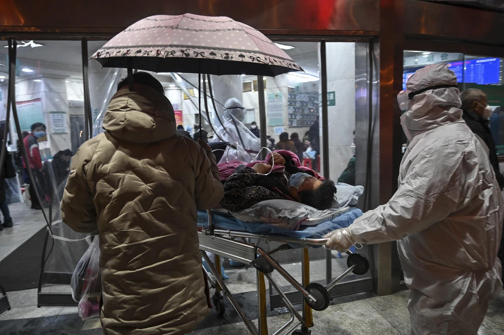 Chuyển bệnh nhân nhiễm virus corona tới bệnh viện ở Vũ Hán, tỉnh Hồ Bắc, Trung Quốc ngày 25/1/2020. (Ảnh: AFP/TTXVN)