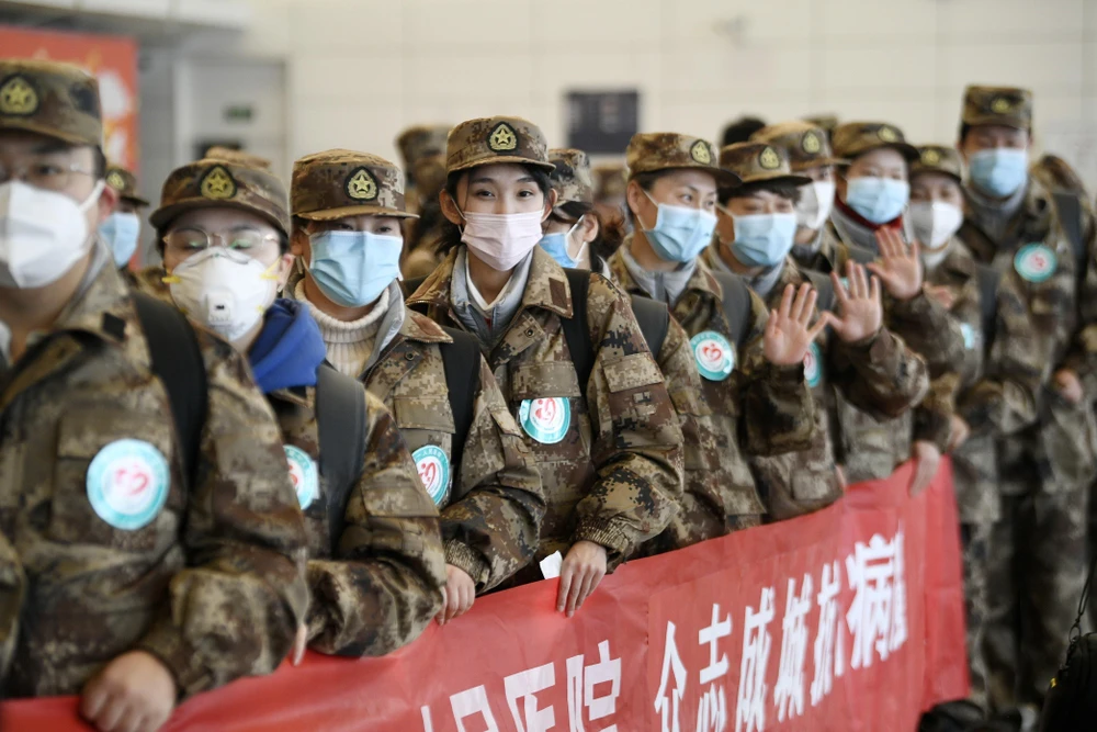 Các nhân viên y tế được điều động tới điều trị cho các bệnh nhân tại bệnh viện ở Vũ Hán, Trung Quốc. (Ảnh: THX/TTXVN)