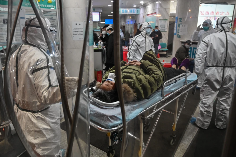 Nhân viên y tế tiếp nhận bênh nhân viêm đường hô hấp cấp do nhiễm virus corona tại bệnh viện ở Vũ Hán. (Ảnh: AFP/TTXVN)