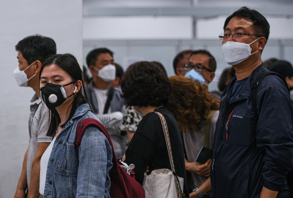 Hành khách đeo khẩu trang phòng lây nhiễm virus corona tại sân bay Kuala Lumpur, Malaysia. (Ảnh: AFP/TTXVN)
