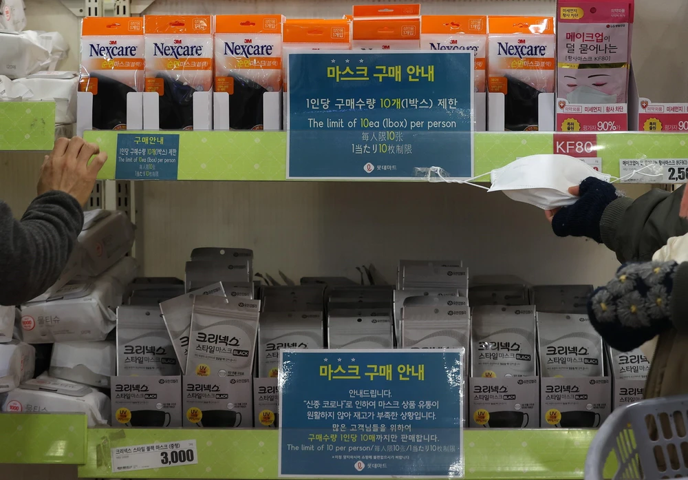 Biển hiệu thông báo mỗi khách hàng chỉ được mua tối đa 10 khẩu trang tại một cửa hàng bán lẻ ở Seoul, Hàn Quốc. (Ảnh: Yonhap/TTXVN)