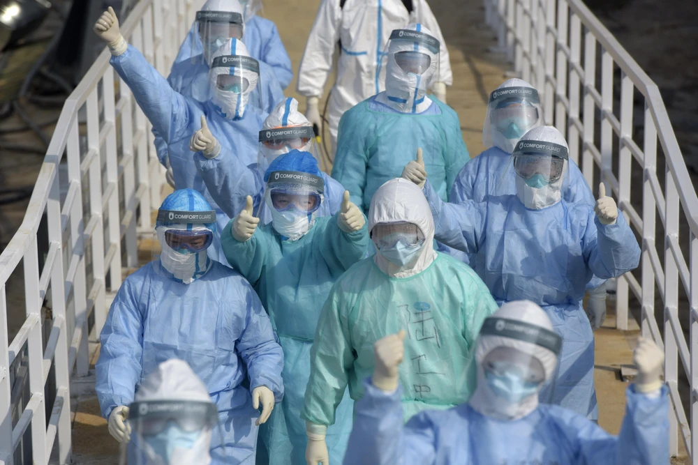 Nhân viên y tế làm việc tại khoa cách ly điều trị cho bệnh nhân nhiễm virus corona của bệnh viện Hỏa Thần Sơn ở Vũ Hán, tỉnh Hồ Bắc. (Ảnh: THX/TTXVN)