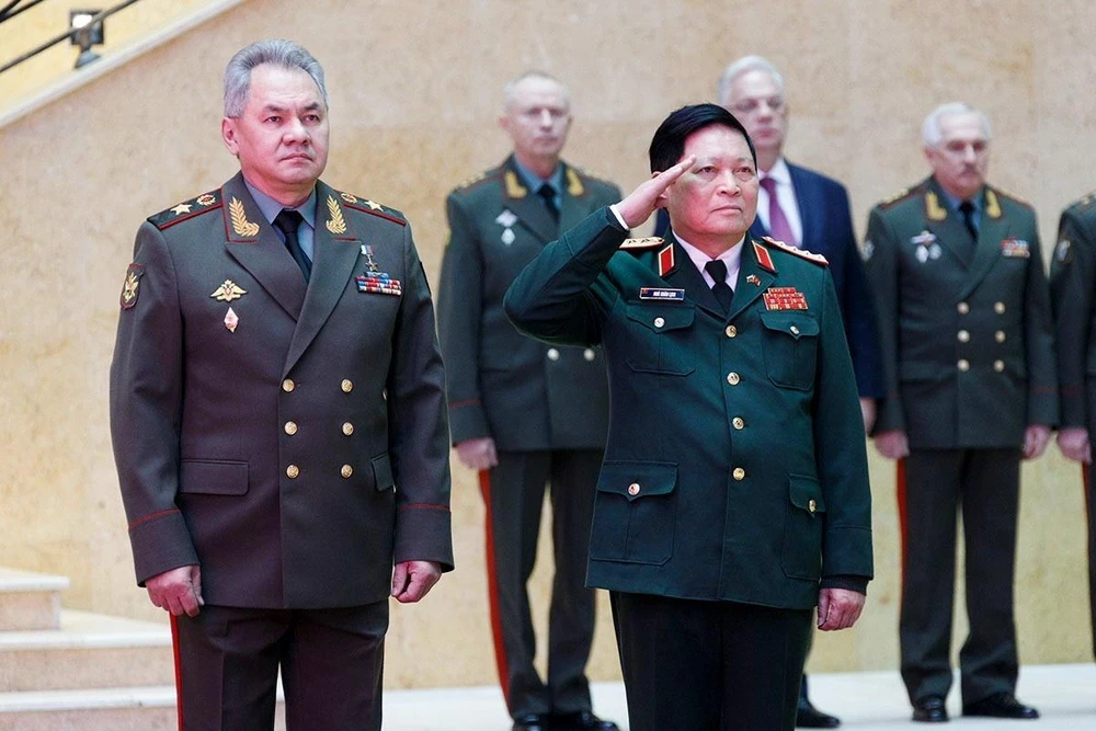 Bộ trưởng Quốc phòng Nga Sergey Shoigu và Bộ trưởng Quốc phòng Việt Nam Ngô Xuân Lịch tại Lễ đón chính thức. (Ảnh: Trần Hiếu/TTXVN)