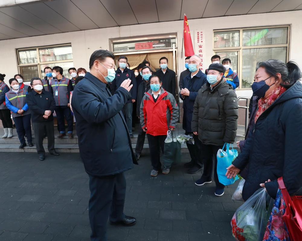 Chủ tịch Trung Quốc Tập Cận Bình thị sát công tác phòng dịch liên quan virus nCoV tại Bắc Kinh hôm 10/2. (Ảnh: THX/TTXVN)