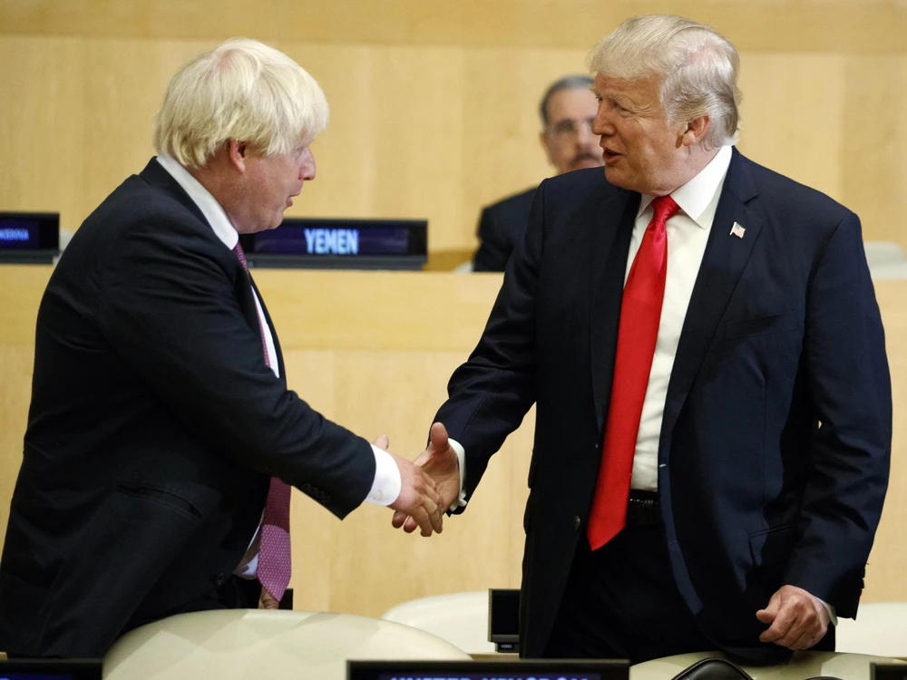 Thủ tướng Boris Johnson (trái) hoãn kế hoạch hội đàm với Tổng thống Mỹ Donald Trump. (Nguồn: AP)