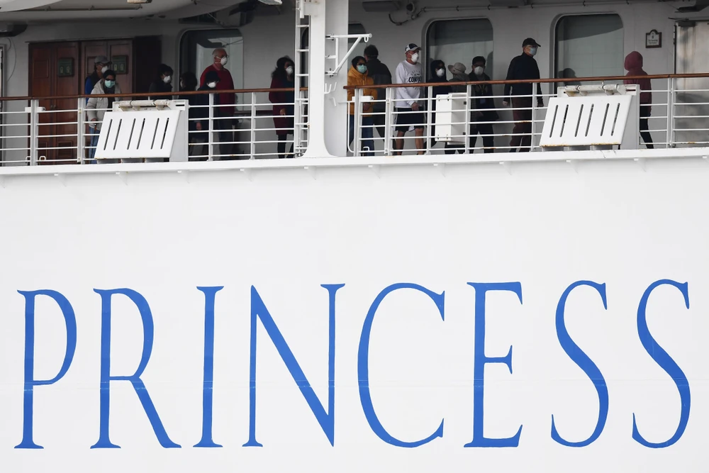 Các hành khách trên tàu du lịch Diamond Princess tại khu vực cách ly cảng Yokohama, Nhật Bản. (Ảnh: AFP/TTXVN)