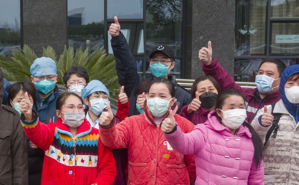 Bệnh nhân nhiễm COVID-19 xuất viện sau khi được chữa khỏi tại bệnh viện ở Vũ Hán, tỉnh Hồ Bắc, Trung Quốc, ngày 19/2. (Ảnh: THX/TTXVN)
