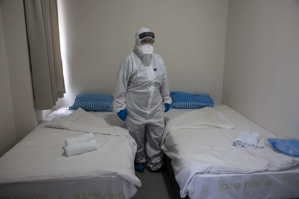 Nhân viên y tế Israel chuẩn bị giường cho các công dân nước này trở về từ Trung Quốc. (Ảnh: AFP/TTXVN)