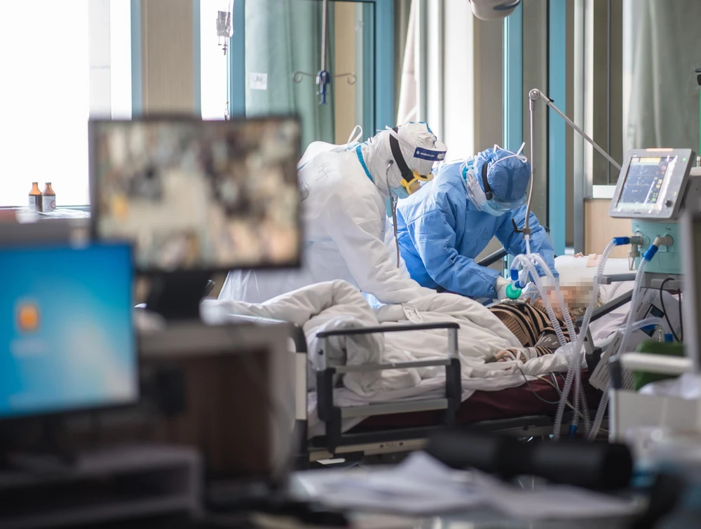 Nhân viên y tế chăm sóc bệnh nhân nhiễm COVID-19 tại một bệnh viện ở Vũ Hán, Trung Quốc ngày 22/2. (Ảnh: THX/TTXVN)
