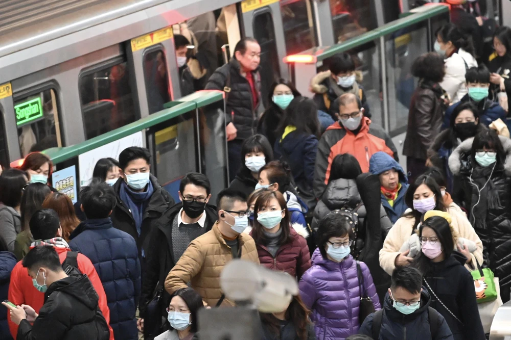 Người dân đeo khẩu trang để phòng tránh lây nhiễm COVID-19 tại Đài Bắc, Đài Loan, Trung Quốc. (Ảnh: AFP/TTXVN)