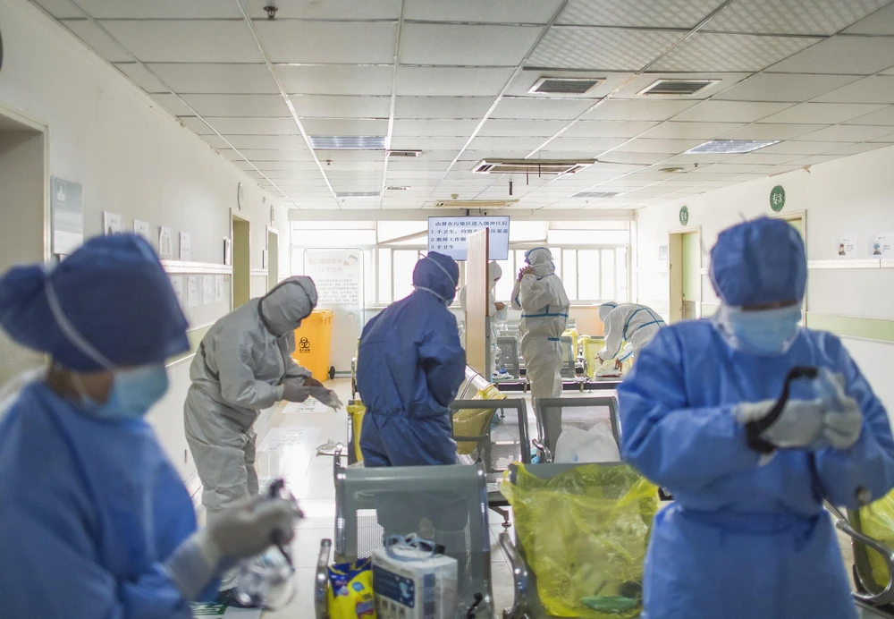 Nhân viên y tế làm việc tại khu vực cách ly của bệnh viện Vũ Hán, tỉnh Hồ Bắc, Trung Quốc ngày 22/2. (Ảnh: THX/TTXVN)