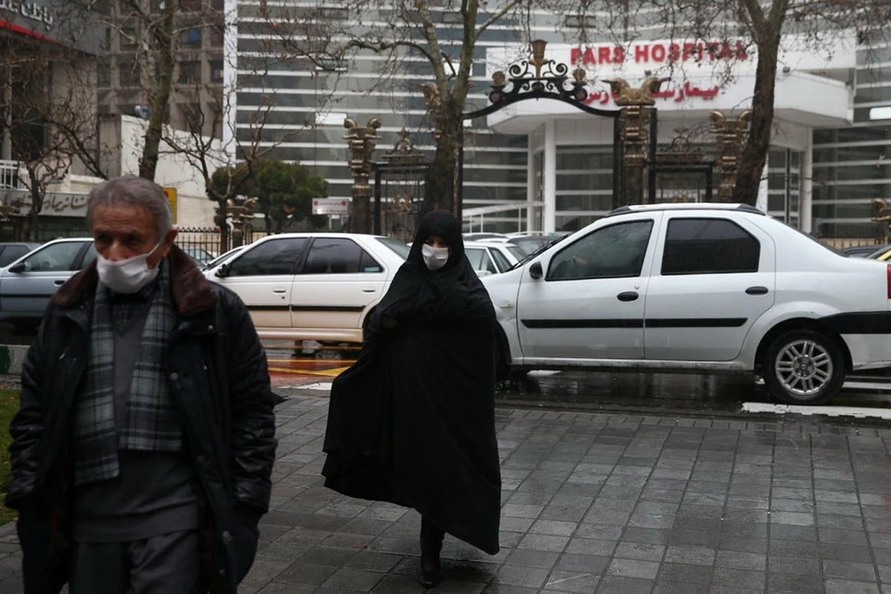 Người dân đeo khẩu trang phòng lây nhiễm virus SARS-CoV-2 tại Tehran, Iran. (Ảnh: Reuters/TTXVN)