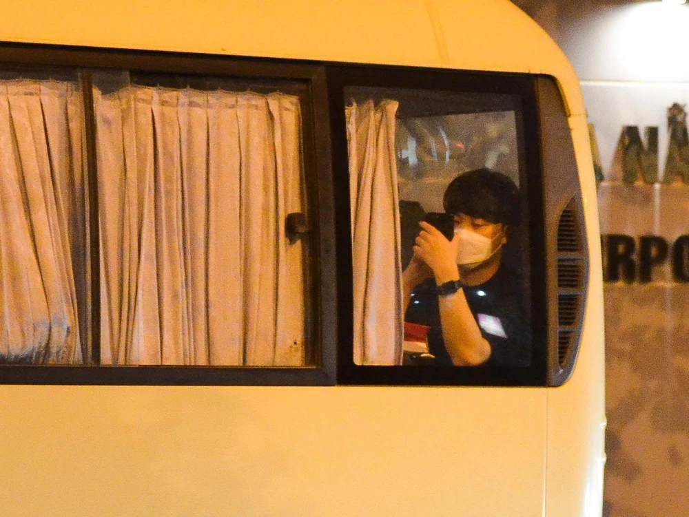 Hành khách Hàn Quốc trên xe khi được chở đến Sân bay Quốc tế Đà Nẵng. (Ảnh: Văn Dũng/TTXVN)