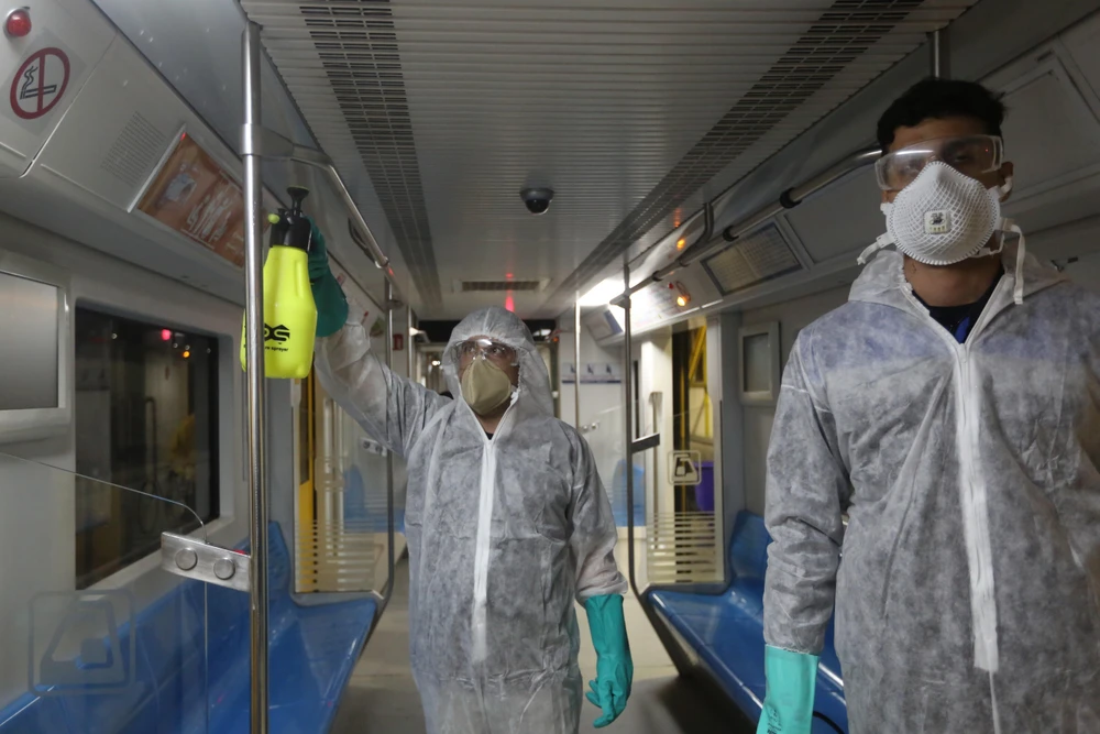 Phun thuốc khử trùng một tàu điện ngầm ở Tehran, Iran ngày 26/2 nhằm ngăn chặn sự lây lan của dịch COVID-19. (Ảnh: AFP/TTXVN)