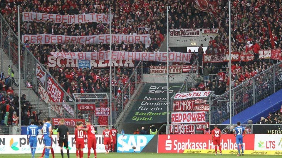 Phút thứ 63, Ultra Bayern giơ tấm biểu ngữ đầu tiên nhằm vào Dietmar Hopp. (Nguồn: AFP)