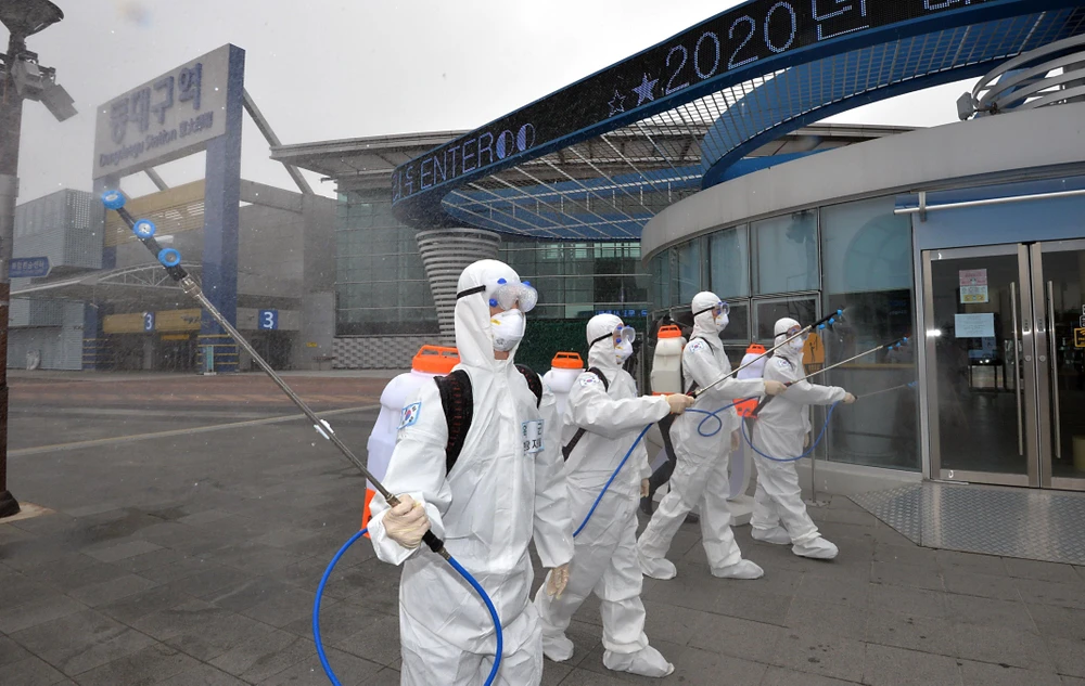 Phun thuốc khử trùng tại một nhà ga ở Daegu, Hàn Quốc, nhằm ngăn chặn sự lây lan của COVID-19. (Ảnh: THX/TTXVN)