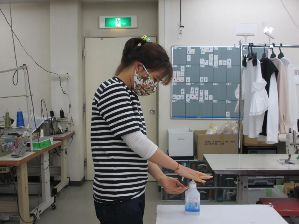 Thực tập sinh Việt Nam tại Công ty TNHH Mishow (Tokyo) sử dụng cồn để sát khuẩn trước khi vào làm việc. (Ảnh: Đào Thanh Tùng/TTXVN)