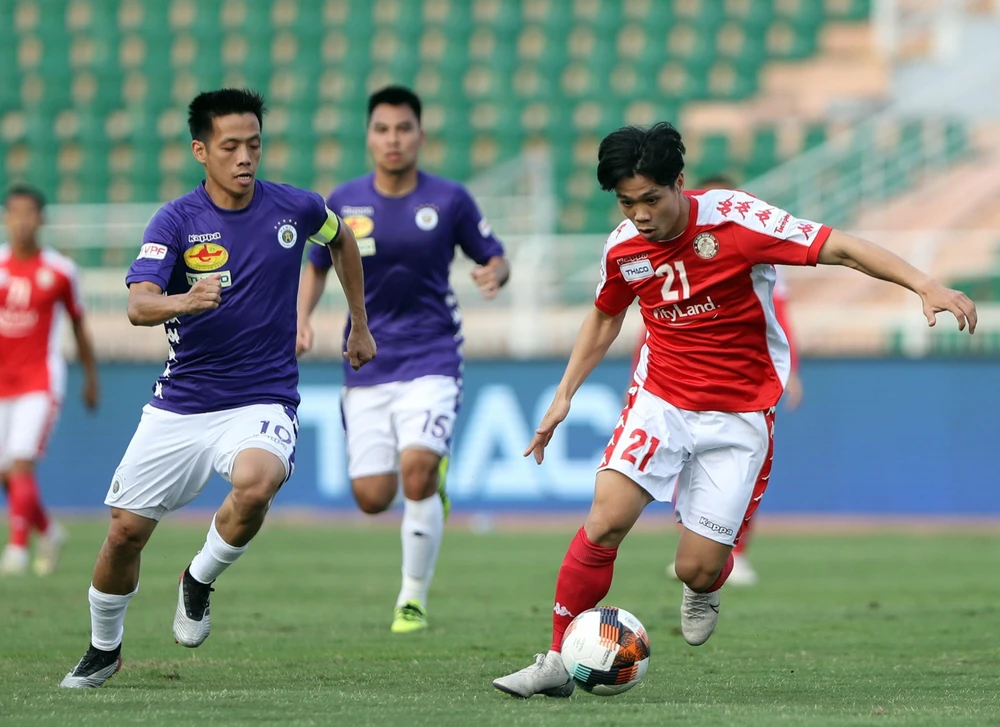 Hà Nội FC và Thành phố Hồ Chí Minh (áo đỏ) được đánh giá cao tại V-League 2020. (Ảnh: Thanh Vũ/TTXVN)