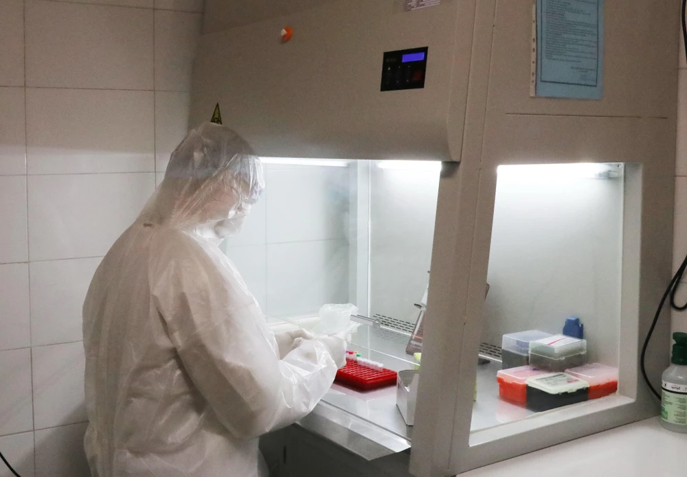 Thử nghiệm thiết bị xét nghiệm chẩn đoán SARS CoV-2. (Ảnh: Hoàng Nguyên/TTXVN)