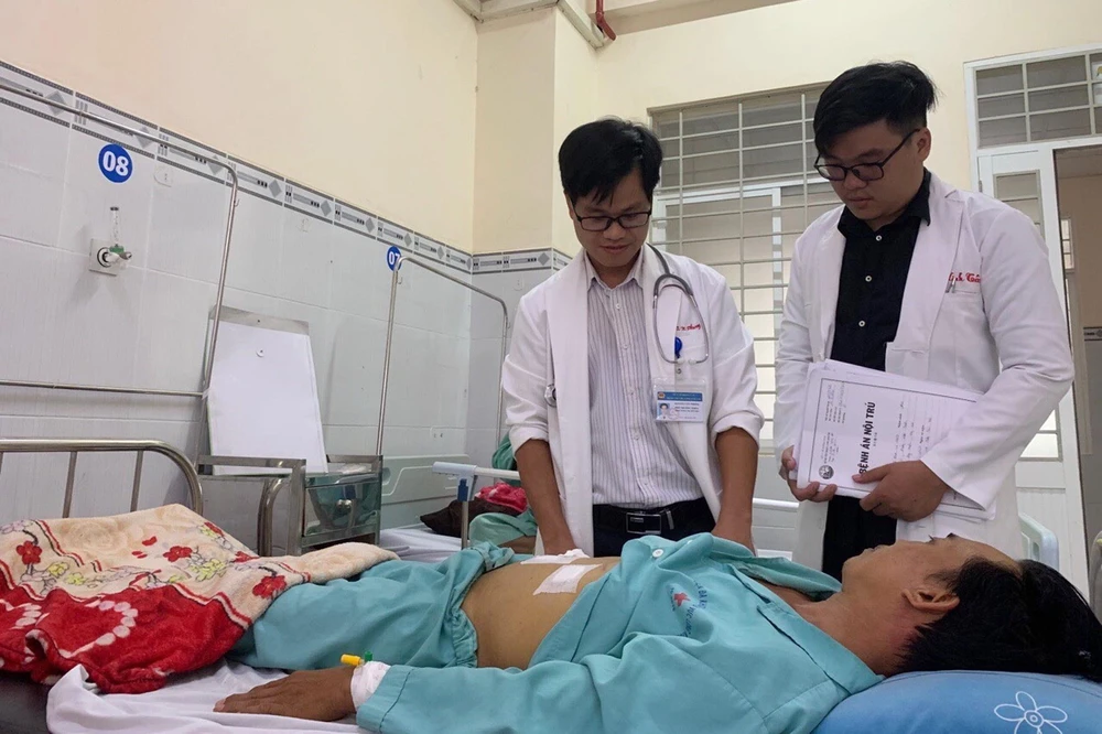 Ông Trương Đình Vũ H đang được tiếp tục điều trị tại Bệnh viện Đa khoa khu vực Long Khánh. (Ảnh: Lê Xuân/TTXVN)