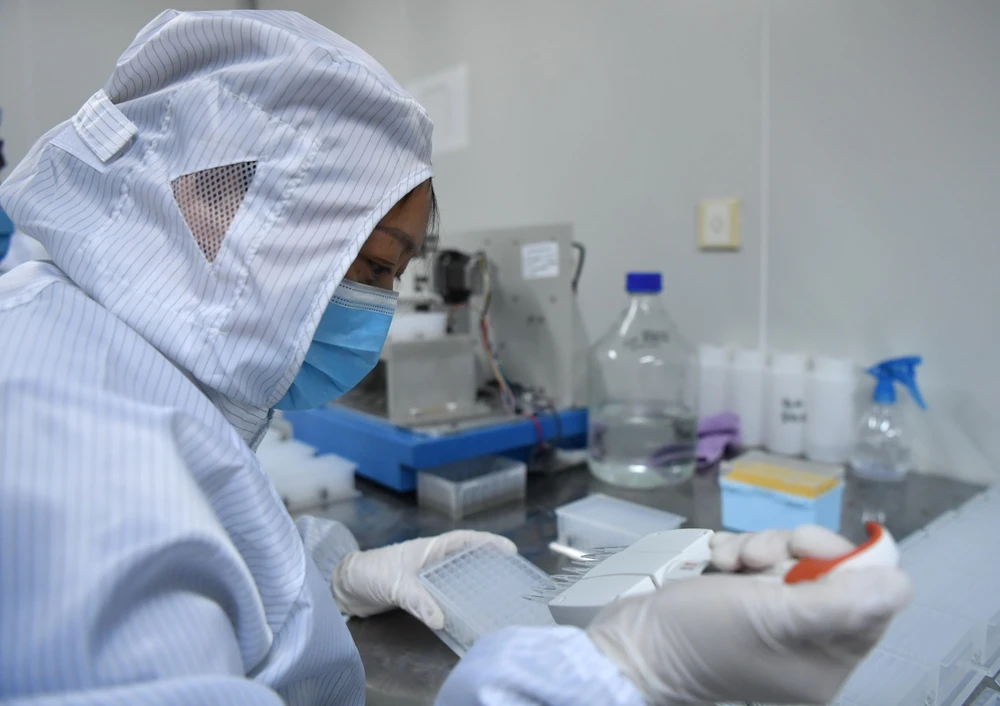 Nghiên cứu nhằm chế tạo dụng cụ phát hiện nhanh virus SARS-CoV-2 gây dịch COVID-19 tại phòng thí nghiệm của Công ty công nghệ sinh học ở Lạc Dương, tỉnh Hà Nam, Trung Quốc. (Ảnh: THX/TTXVN)