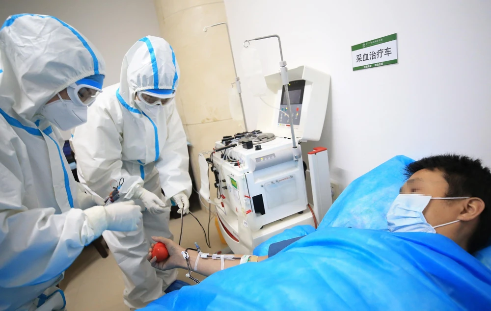 Bệnh nhân nhiễm COVID-19 điều trị tại bệnh viện ở Hồ Nam, Trung Quốc. (Ảnh: THX/TTXVN)