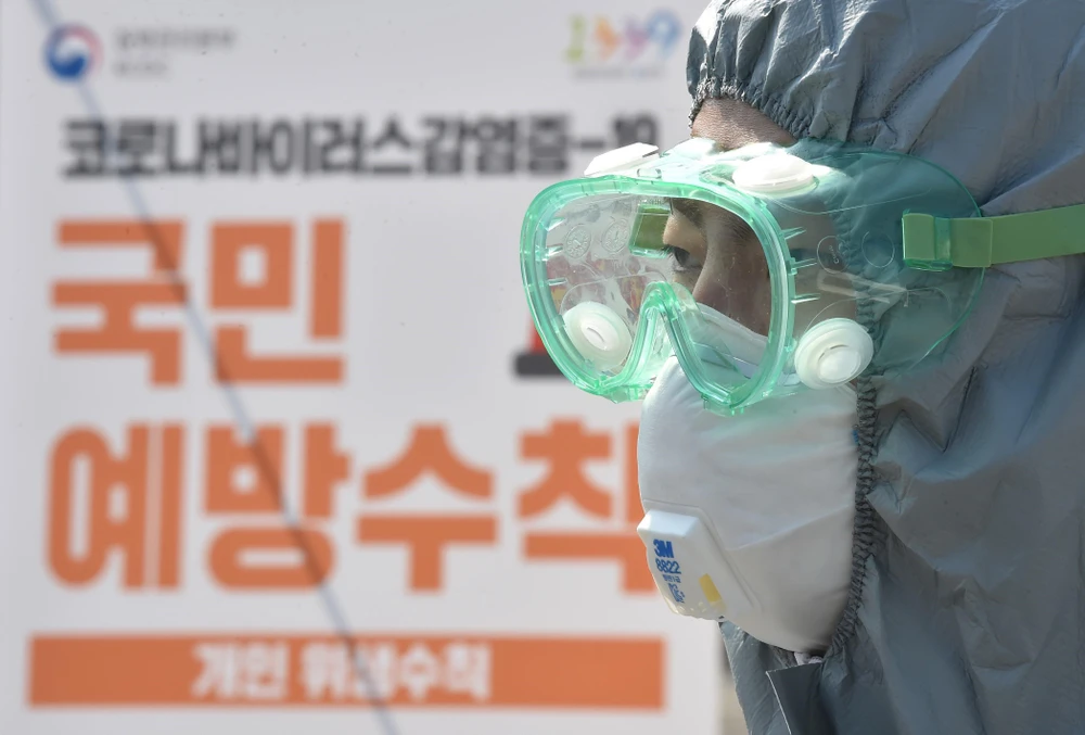 Nhân viên y tế làm việc tại một phòng khám ở Suwon, Hàn Quốc ngày 8/3. (Ảnh: THX/TTXVN)