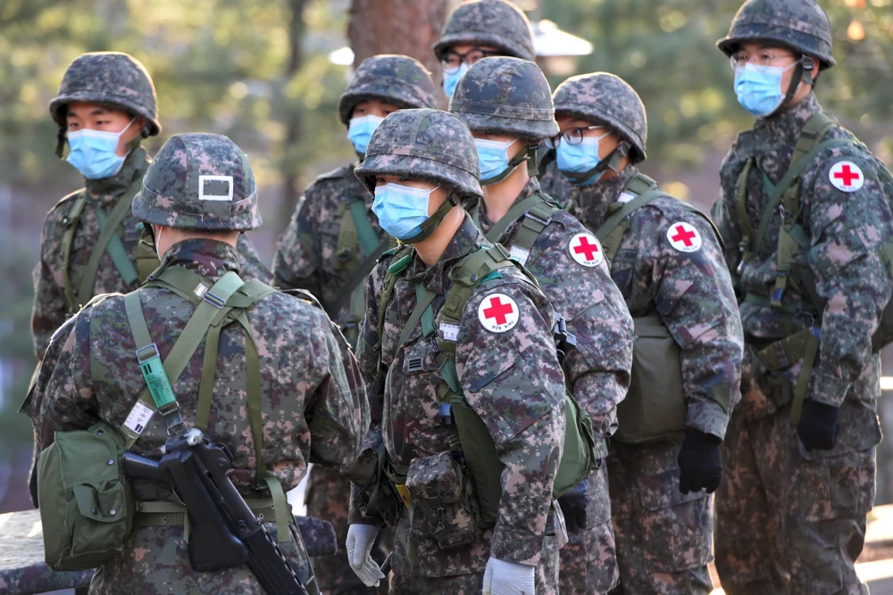 Binh sỹ Hàn Quốc tham gia một buổi diễn tập quân sự tại Goyang, Tây Bắc Seoul. (Ảnh: AFP/TTXVN)