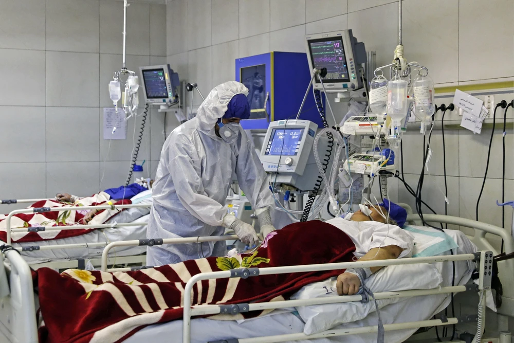 Nhân viên y tế chăm sóc nạn nhân nhiễm COVID-19 tại bệnh viện ở Tehran, Iran. (Ảnh: AFP/TTXVN)
