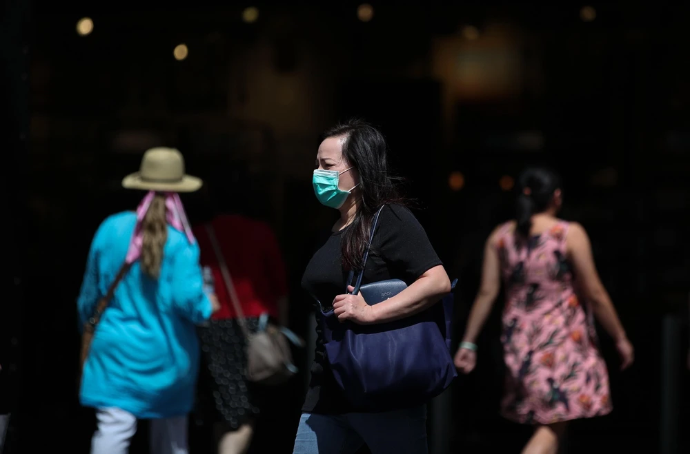 Người dân đeo khẩu trang để phòng tránh lây nhiễm COVID-19 tại Sydney, Australia. (Ảnh: THX/TTXVN)