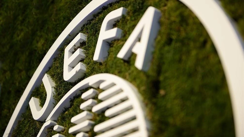 UEFA đã hoãn các trận đấu do COVID-19. (Nguồn: AFP)