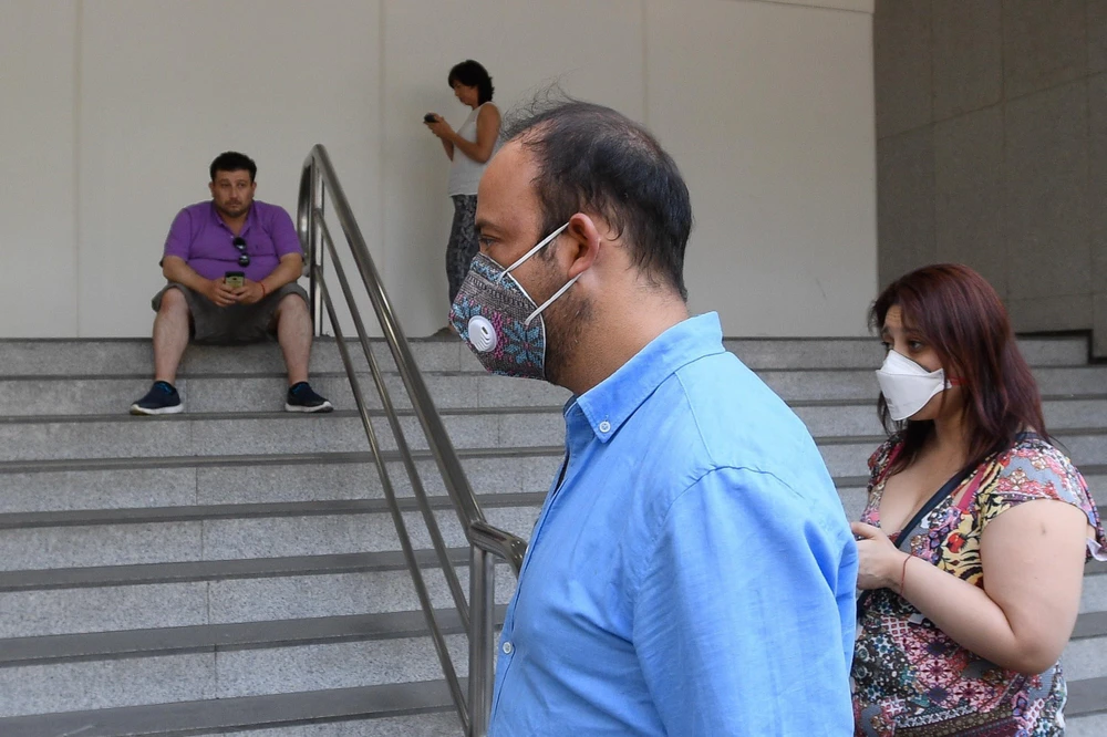 Người dân đeo khẩu trang để phòng tránh lây nhiễm COVID-19 tại Santiago, Chile. (Ảnh: THX/ TTXVN)