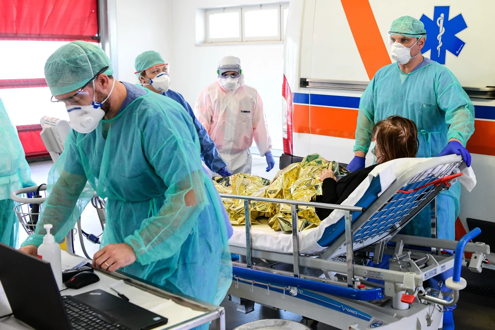 Nhân viên y tế điều trị cho bệnh nhân nhiễm COVID-19 tại bệnh viện Brescia Poliambulanza ở vùng Lombardy, Italy. (Ảnh: AFP/TTXVN)
