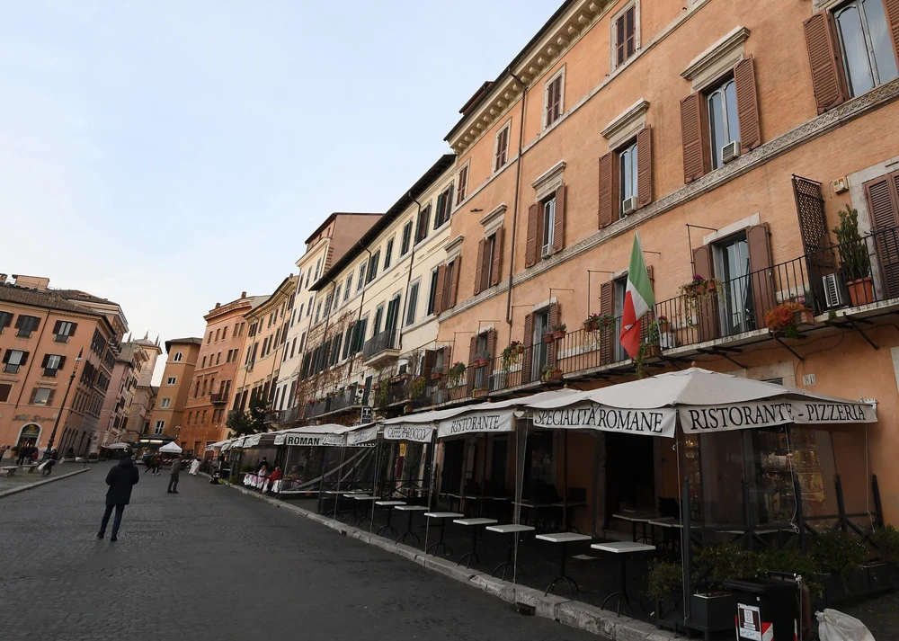 Nhà hàng ở Rome, Italy, đóng cửa trong bối cảnh dịch COVID-19 lan rộng. (Ảnh: THX/ TTXVN)