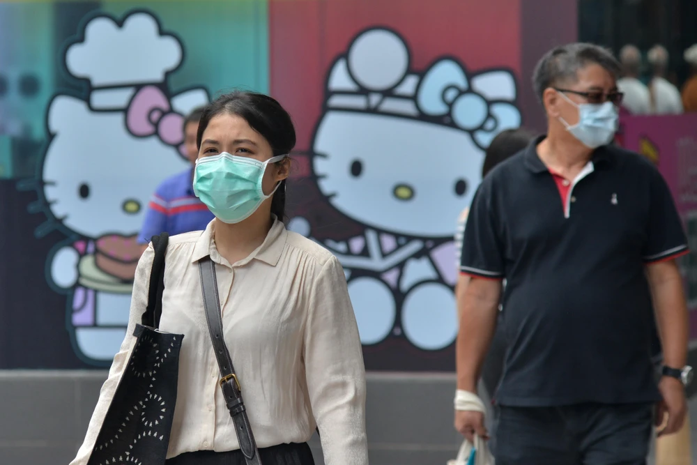 Người dân đeo khẩu trang để phòng tránh lây nhiễm COVID-19 tại Kuala Lumpur, Malaysia. (Ảnh: THX/TTXVN)