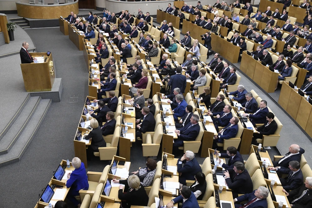 Tổng thống Putin (trái) phát biểu trước các nghị sĩ trong phiên họp tại Duma Quốc gia Nga. (Ảnh: AFP/TTXVN)