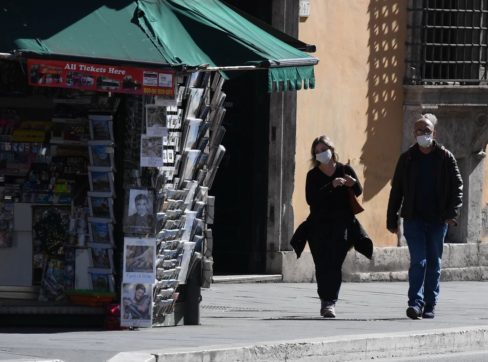 Người dân đeo khẩu trang để phòng tránh lây nhiễm COVID-19 tại Rome, Italy. (Ảnh: THX/ TTXVN)
