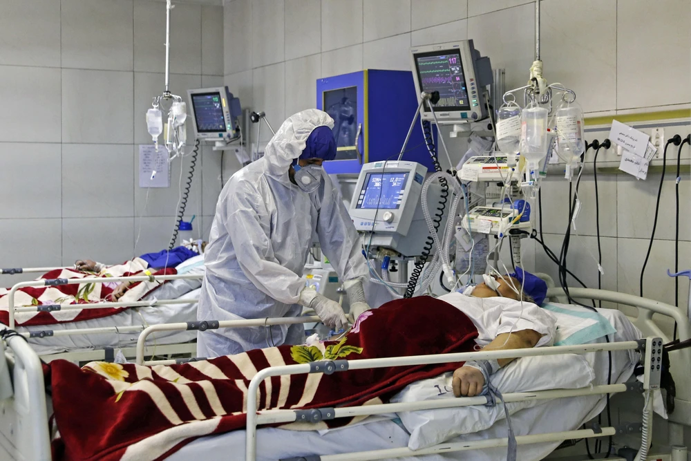Nhân viên y tế chăm sóc bệnh nhân nhiễm COVID-19 tại bệnh viện ở Tehran, Iran. (Ảnh: AFP/TTXVN)