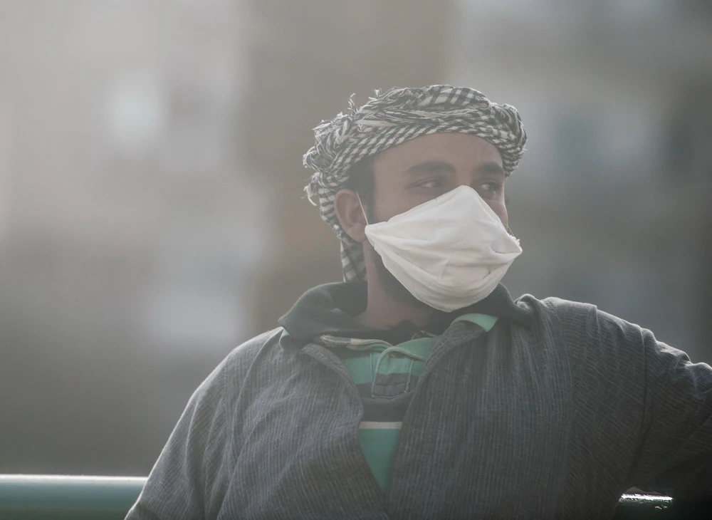 Người dân đeo khẩu trang phòng dịch COVID-19 tại Cairo, Ai Cập. (Ảnh: THX/TTXVN)