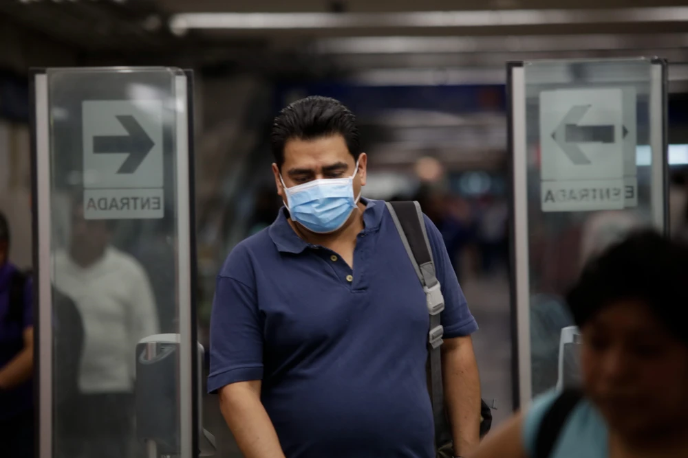 Hành khách đeo khẩu trang phòng dịch COVID-19 tại nhà ga tàu điện ngầm ở Mexico City, Mexico. (Ảnh: THX/TTXVN)