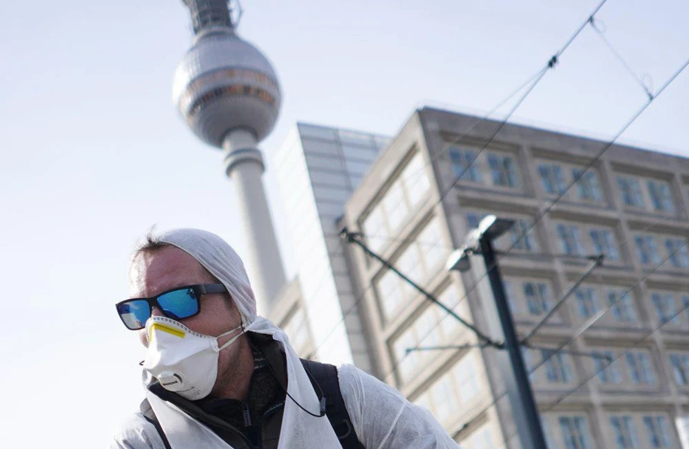 Một người dân Đức đeo khẩu trang phòng chống COVID-19 tại Berlin. (Nguồn: dpa)