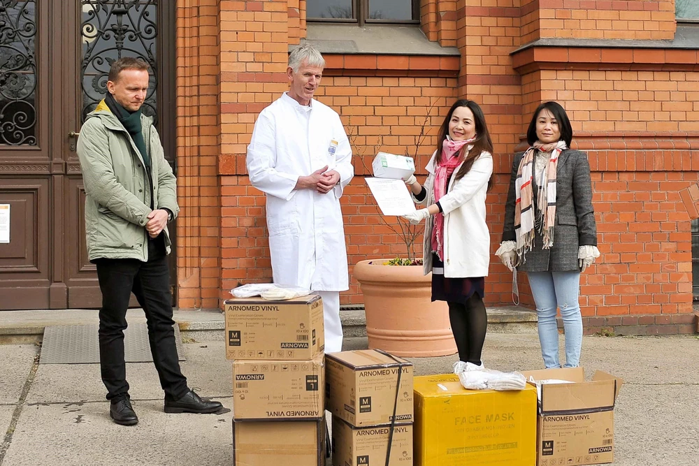 Nhóm CHUNGTAY trao tặng hàng nghìn chiếc khẩu trang, găng tay và nước khử trùng cho Bệnh viện Königin Elisabeth Herzberge ở Berlin, Đức. (Ảnh: TTXVN)