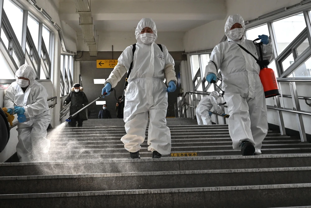 Khử trùng nhằm ngăn chặn dịch COVID-19 lây lan tại nhà ga tàu điện ngầm ở Seoul, Hàn Quốc. (Ảnh: AFP/TTXVN)