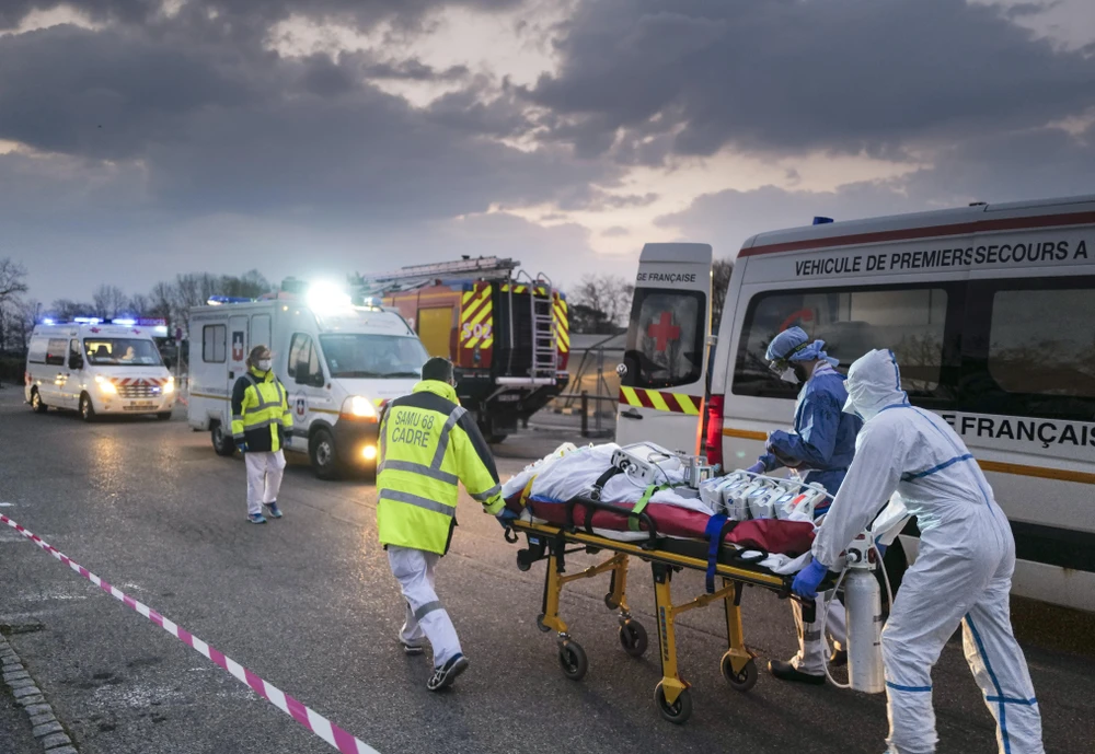 Nhân viên y tế sơ tán bệnh nhân mắc COVID-19 từ một bệnh viện ở Mulhouse. (Ảnh: AFP/TTXVN)