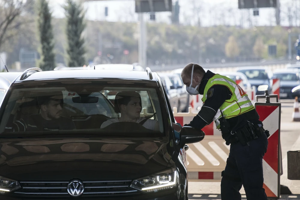 Cảnh sát phân luồng giao thông ở Basel, miền Bắc Thụy Sĩ trong bối cảnh lệnh phong tỏa được áp đặt nhằm ngăn dịch COVID-19 lây lan. (Ảnh: AFP/TTXVN)