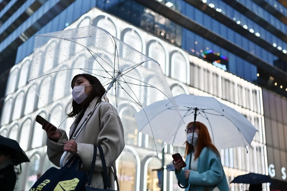 Người dân đeo khẩu trang để phòng tránh lây nhiễm COVID-19 tại Tokyo, Nhật Bản. (Ảnh: AFP/TTXVN)
