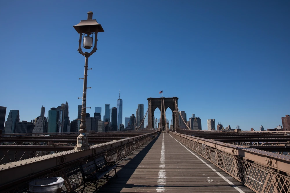 Khu vực Cầu Brooklyn ở New York, Mỹ vắng người qua lại do dịch COVID-19. (Ảnh: THX/TTXVN)