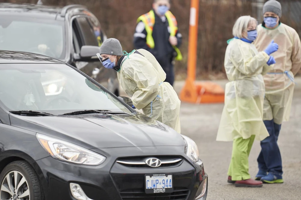 Nhân viên y tế làm việc tại một trạm xét nghiệm COVID-19 tại Ontario, Canada. (Ảnh: AFP/TTXVN)