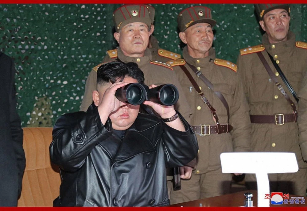 Hình ảnh nhà lãnh đạo Triều Tiên Kim Jong-un giám sát một vụ thử nghiệm vũ khí. (Ảnh: Yonhap/TTXVN)